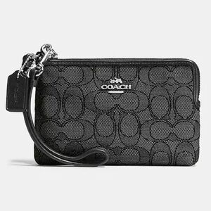 SOLD - 🌸 NEW Coach - Corner Zip Wristlet 🌸